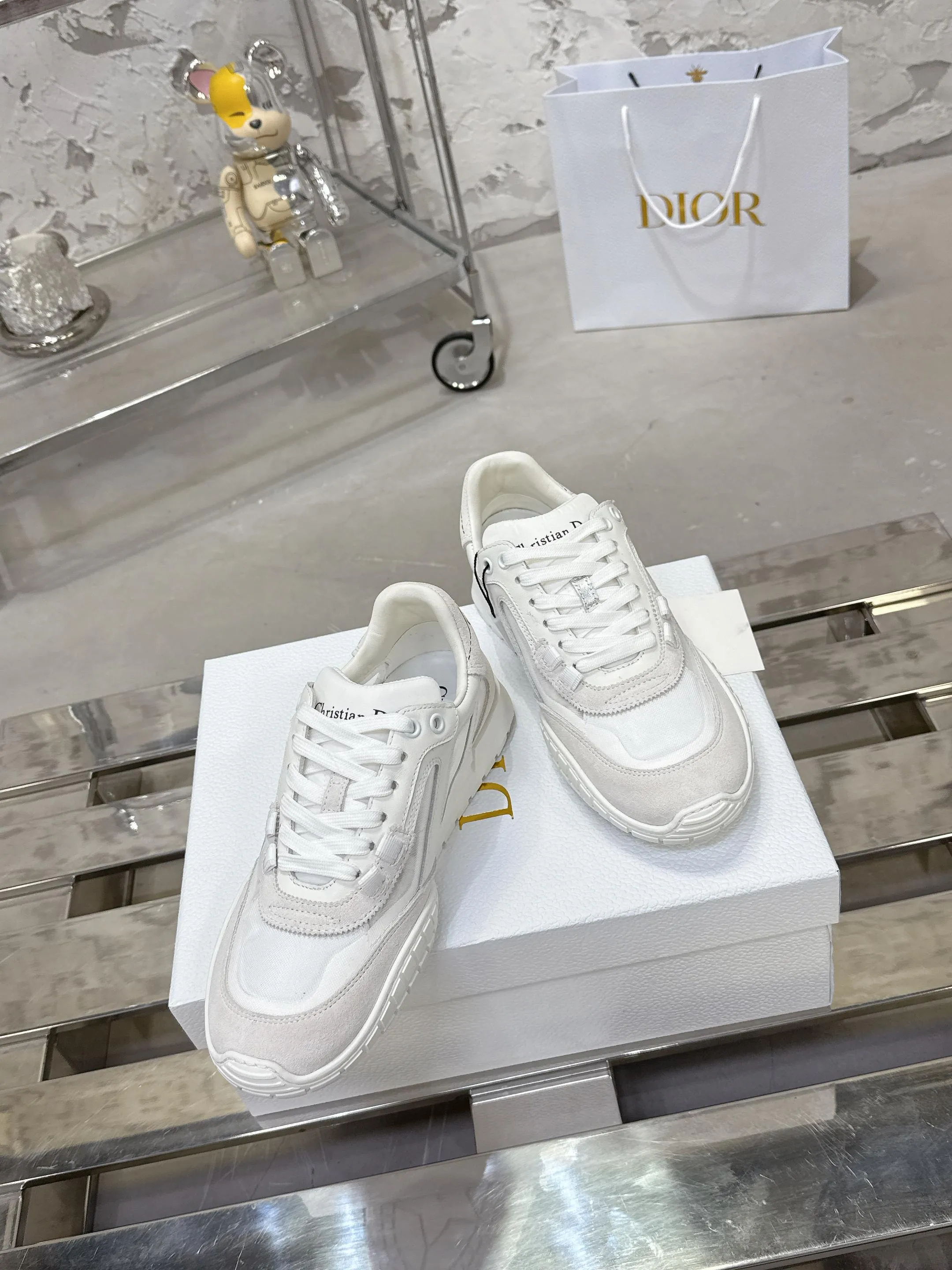 Factory price 640💰 Top version! ! ! Dior Tech sneakers Dior Tech is newly launched, with exquisite color matching and autumn and winter atmosphere. This Dior Tech sneaker is a new product in the 2026 early spring ready-to-wear series. It is equipped with fashionable details and highlights the retro aesthetics. Made of calfskin and suede calfskin upper with transparent mesh side panels and ChristianDior Paris signature on the heel and tongue. A textured, tonal Dior signature sole adds couture style. Upper material: Textile, cowhide split leather, cowhide leather with Christian Dior Paris logo on the heel and tongue Textured Dior logo rubber sole embellished with Christian Dior's lucky star symbol! Size 35-46 (40 for women, 41 for men, 38.45.46, custom made and non-refundable)